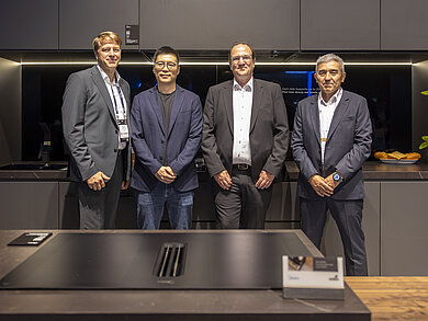 Midea und Hettich haben ihre Zusammenarbeit intensiviert und präsentieren auf der IFA 2025 neben Innovationen für E-Geräte auch komfortable Möbellösungen für die Küche. Foto: Hettich