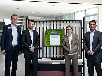 Präsentieren stolz Hettichs wissenschaftlich fundierten Klimaziele: Timo Pieper, Leon Sundermann, Claudia Schumacher und Pavan Jha. Foto: Hettich
