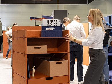 Der neue „RoomSpin“ von Hettich: Der „Layers Store moved by RoomSpin“ zeigt, wie Räume flexibler, funktionaler und gleichzeitig nachhaltiger gestaltet werden können – passend zu den Anforderungen von heute und morgen. Foto: Hettich