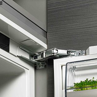 For large refrigerator doors weighing up to 70kg: Hinge K08