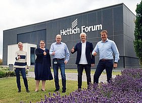 Personen vor dem Gebäude Hettich Forum in Kirchlengern