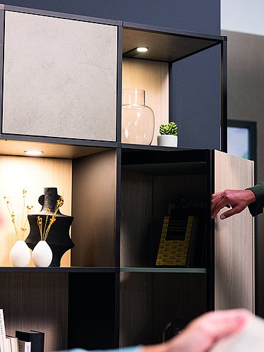 Innovative and inspirational: open doors and flaps no longer get in the way – most of the cabinet body can now be moved with effortless ease. Photo: Hettich