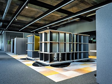 The office becomes a quick change act: Hettich's "RoomSpin" creates adaptable, multifunctional spaces that can be turned around to permit all sorts of room constellations. Photo: Hettich