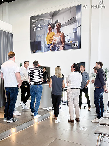 Die „Innovations-Pioniere“ als Produkttester: Konrad Rettke (2. v. l.) und Denise Groneberg (nicht im Bild) aus dem Hettich-Team erläuterten den Validierungsprozess für ein neues Scharnier. Foto: Hettich