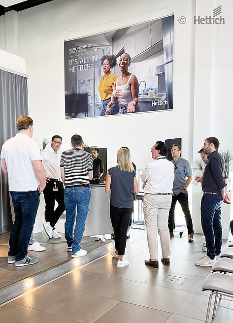 Die „Innovations-Pioniere“ als Produkttester: Konrad Rettke (2. v. l.) und Denise Groneberg (nicht im Bild) aus dem Hettich-Team erläuterten den Validierungsprozess für ein neues Scharnier. Foto: Hettich