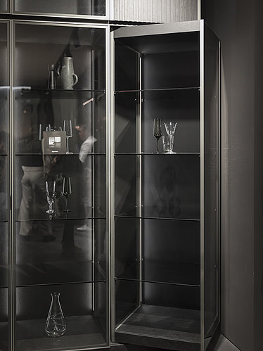 Design in a class of its own: Eggersmann showed a rotating glass display element in a tall unit with integrated lighting, realised with the innovative FurnSpin turning swivelling fitting. Photo: Hettich 