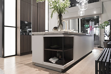 SieMatic „S2 SecretSpace“ nutzt FurnSpin: Die innovative Kinematik des drehbaren Möbelelements sorgt für ein perfektes Fugenbild. Foto: Hettich