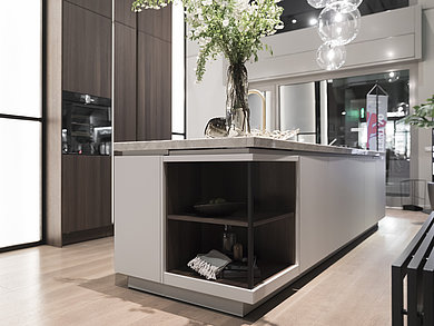 SieMatic „S2 SecretSpace“ nutzt FurnSpin: Die innovative Kinematik des drehbaren Möbelelements sorgt für ein perfektes Fugenbild. Foto: Hettich