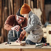 Endnutzer von Möbelbeschlägen - Benutzerfreundliche Möbelbeschläge in einem modernen Interieur.