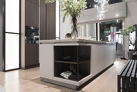 The new S2 from SieMatic combines matt surface finish with real wood and stone. SecretSpace – the rotating shelf element in the kitchen island, made possible with FurnSpin from Hettich – features a combination of these materials. Photo: Hettich 