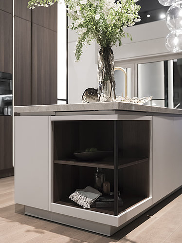 The new S2 from SieMatic combines matt surface finish with real wood and stone. SecretSpace – the rotating shelf element in the kitchen island, made possible with FurnSpin from Hettich – features a combination of these materials. Photo: Hettich 