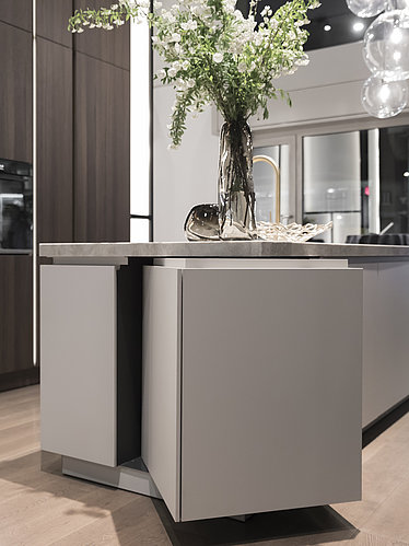 The new S2 from SieMatic combines matt surface finish with real wood and stone. SecretSpace – the rotating shelf element in the kitchen island, made possible with FurnSpin from Hettich – features a combination of these materials. Photo: Hettich