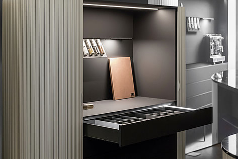 Perfekte Design-Symbiose: Orea X wogg mit innovativen Rollfronten, die das Möbel umschließen und puristische AvanTech YOU Schubkästen von Hettich mit einer emotionalen Lichtinszenierung. Foto: Hettich