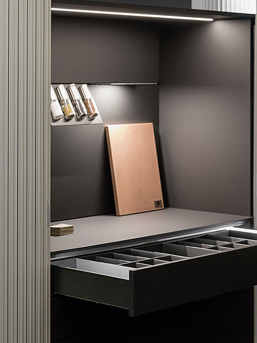 Perfekte Design-Symbiose: Orea X wogg mit innovativen Rollfronten, die das Möbel umschließen und puristische AvanTech YOU Schubkästen von Hettich mit einer emotionalen Lichtinszenierung. Foto: Hettich